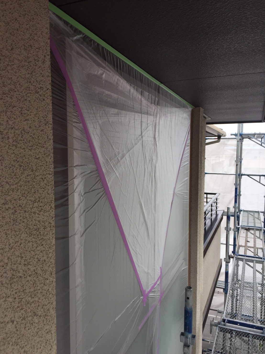 大分市王子山の手で塗装前の養生作業を行いました　