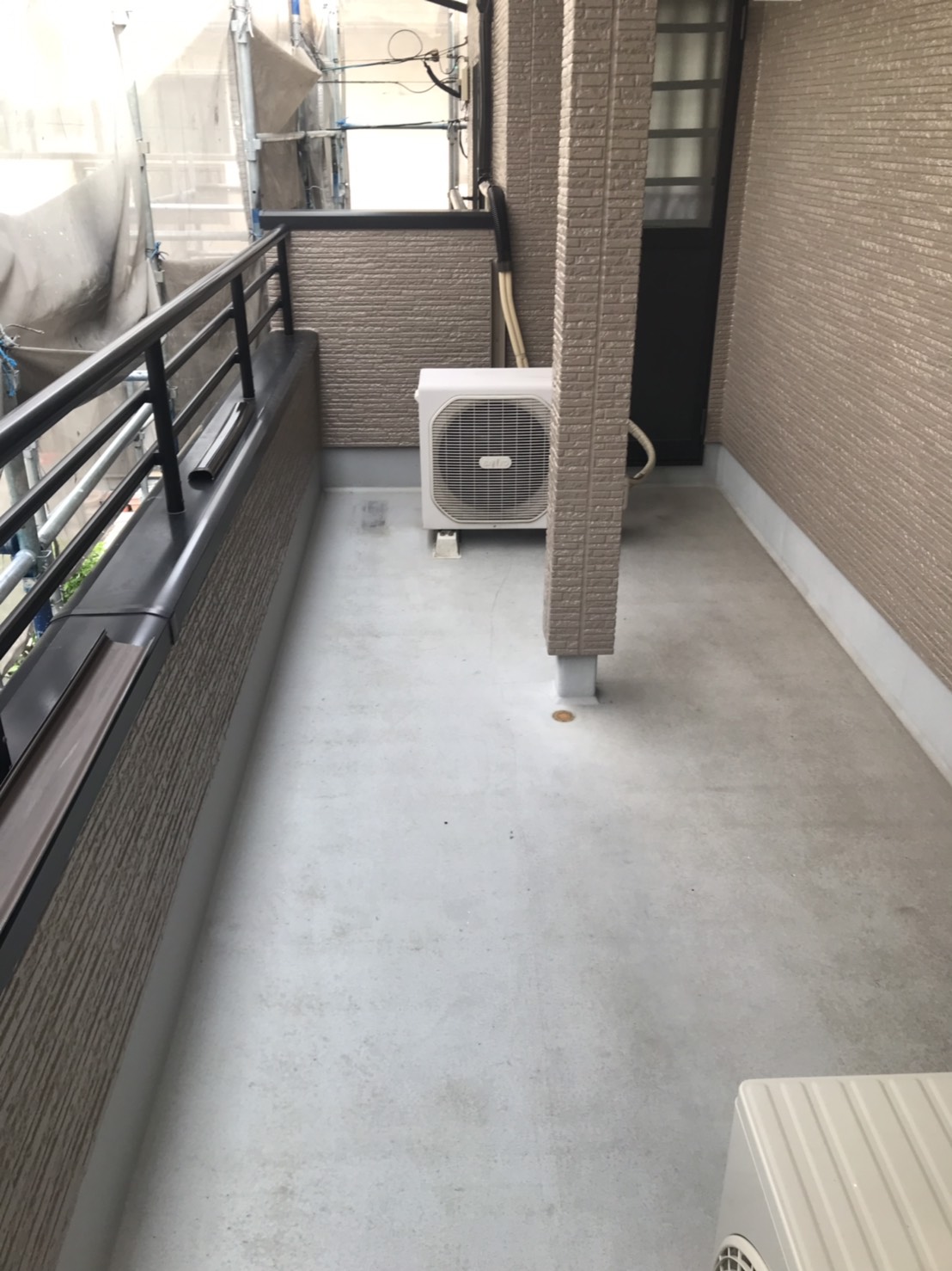 大分市神崎でベランダFRP防水トップ仕上げを行いました　