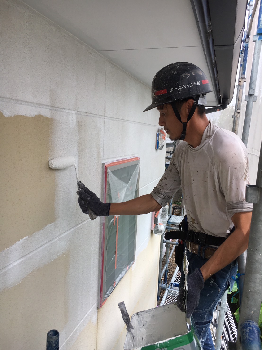 大分市小池原で外壁下塗り作業をしています　