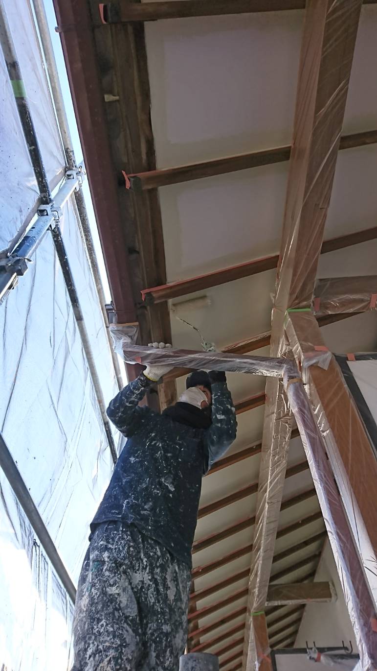 大分市　牧｜２階建てアパートの軒天塗装　ケンエースGⅡを使用しています