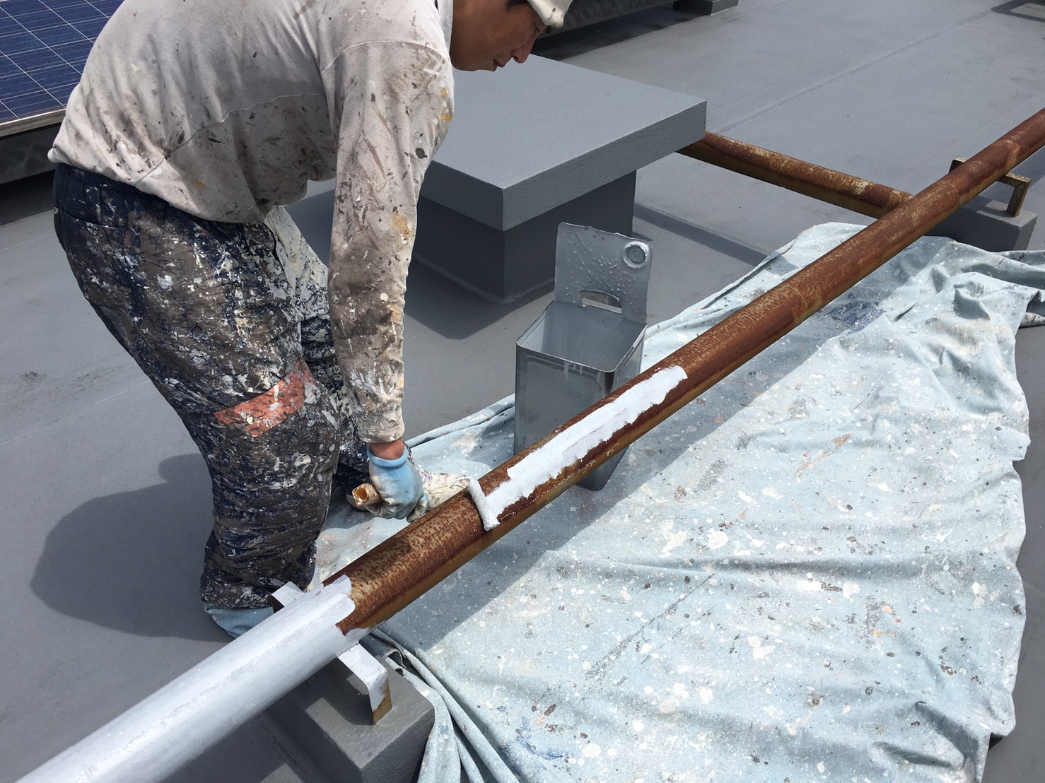 大分市萩原にある４階建てビルの屋上配管塗装と玄関ドア塗装を行いました