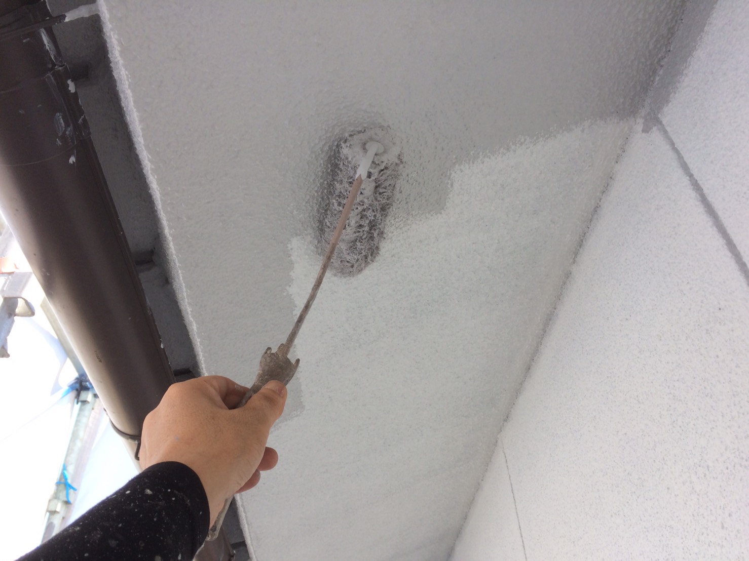 大分市桃園にてエスケープレミアムシリコンで外壁上塗りです　