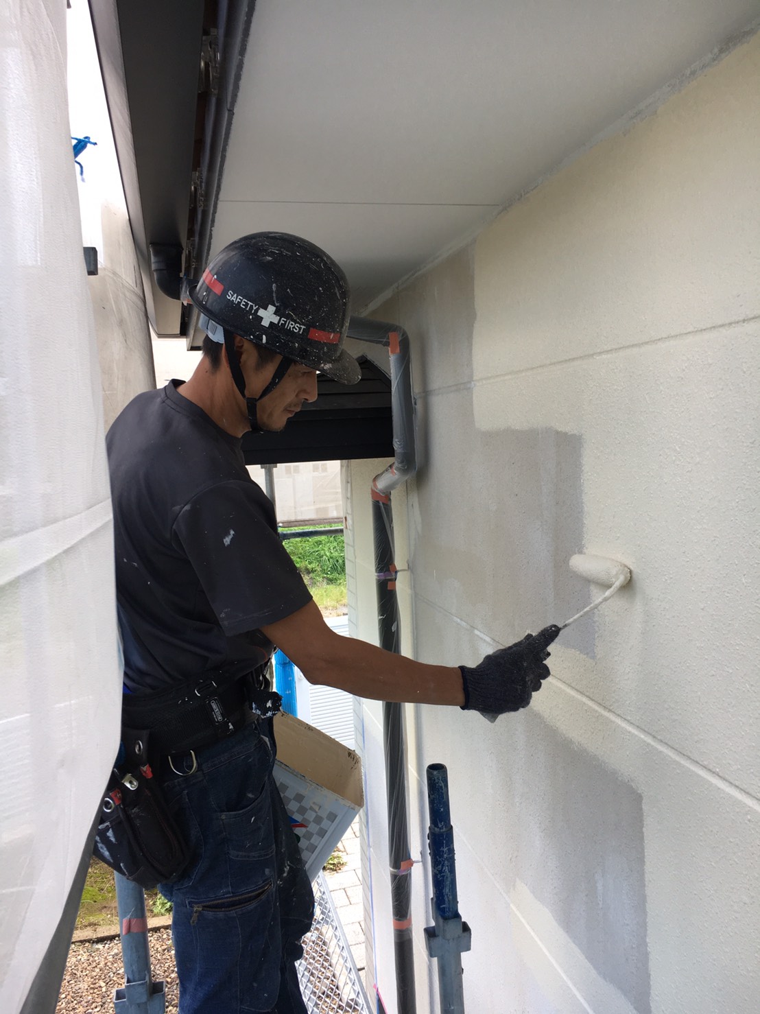 大分市小池原にてエスケープレミアムシリコンで外壁上塗り作業　