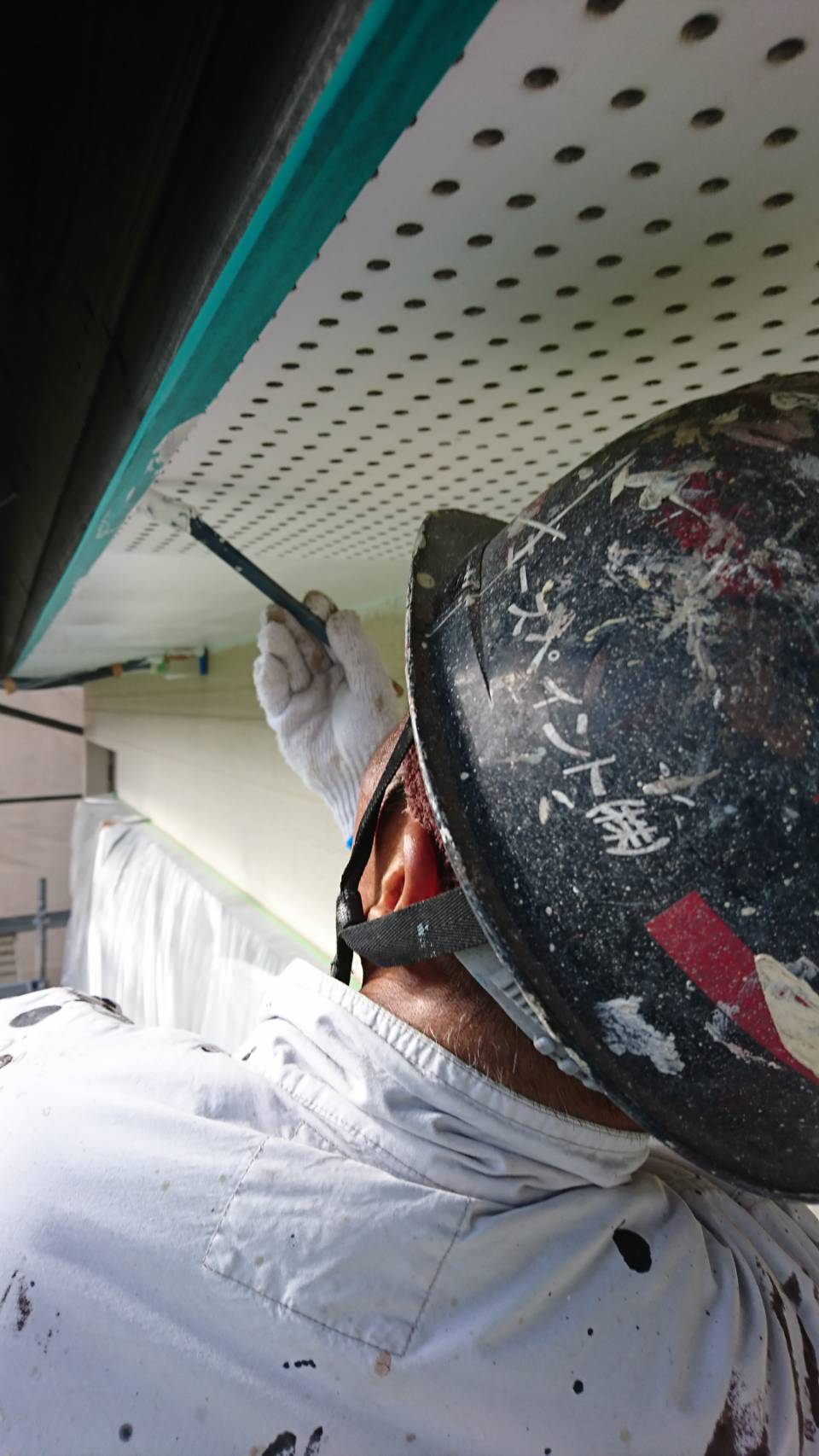 大分県佐伯市の一戸建て住宅で軒天の上塗り作業を行いました。