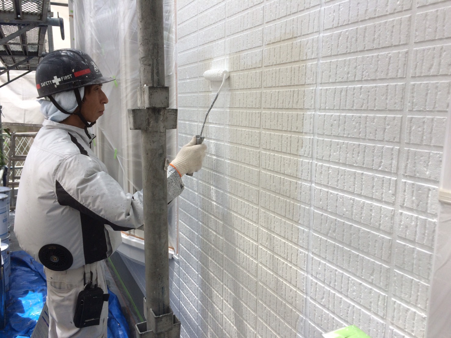 別府市石垣東で外壁下塗りと軒天塗装をしています　