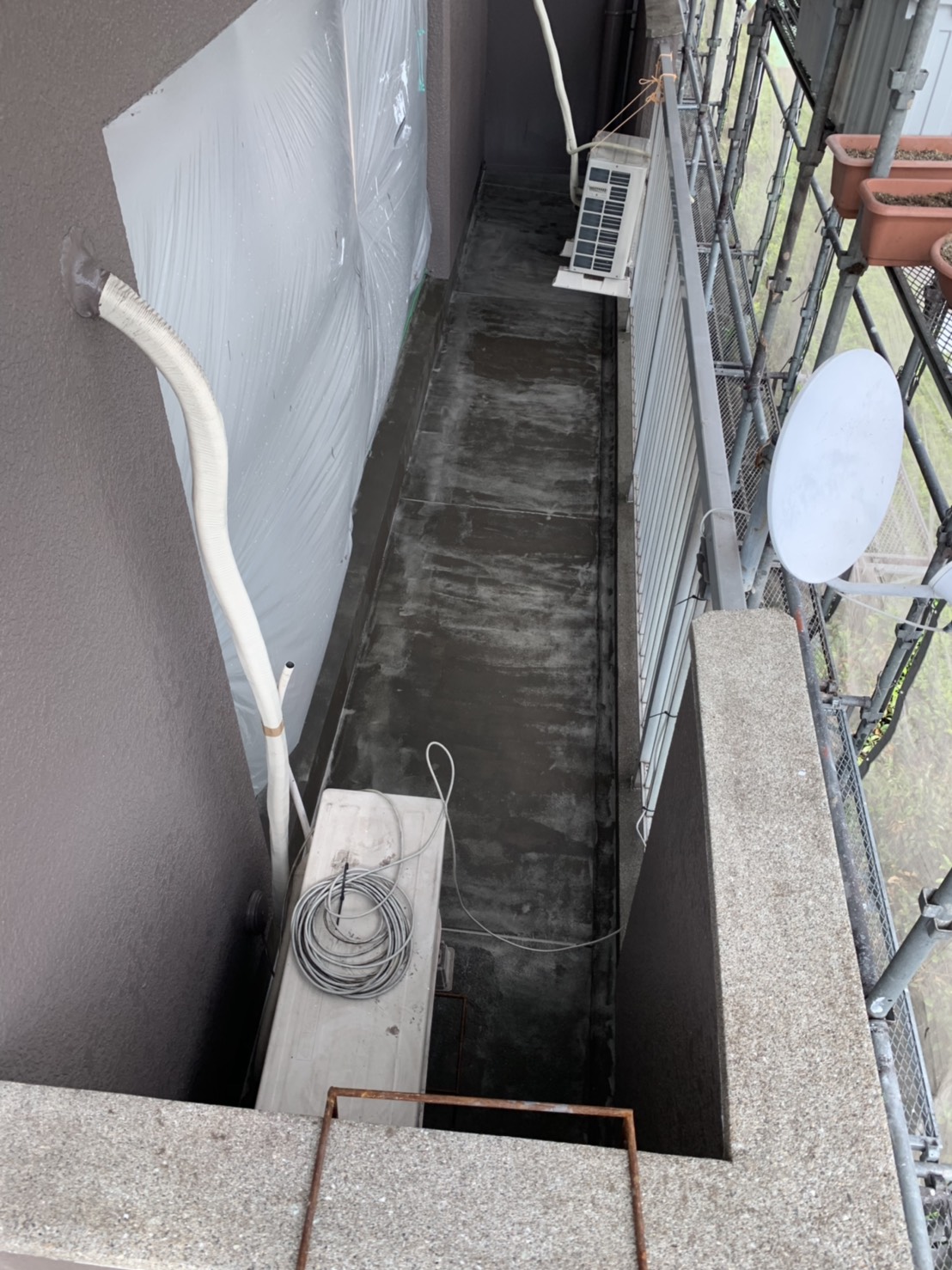 大分市萩原にある4階建てビル　ベランダの防水工事を行いました　