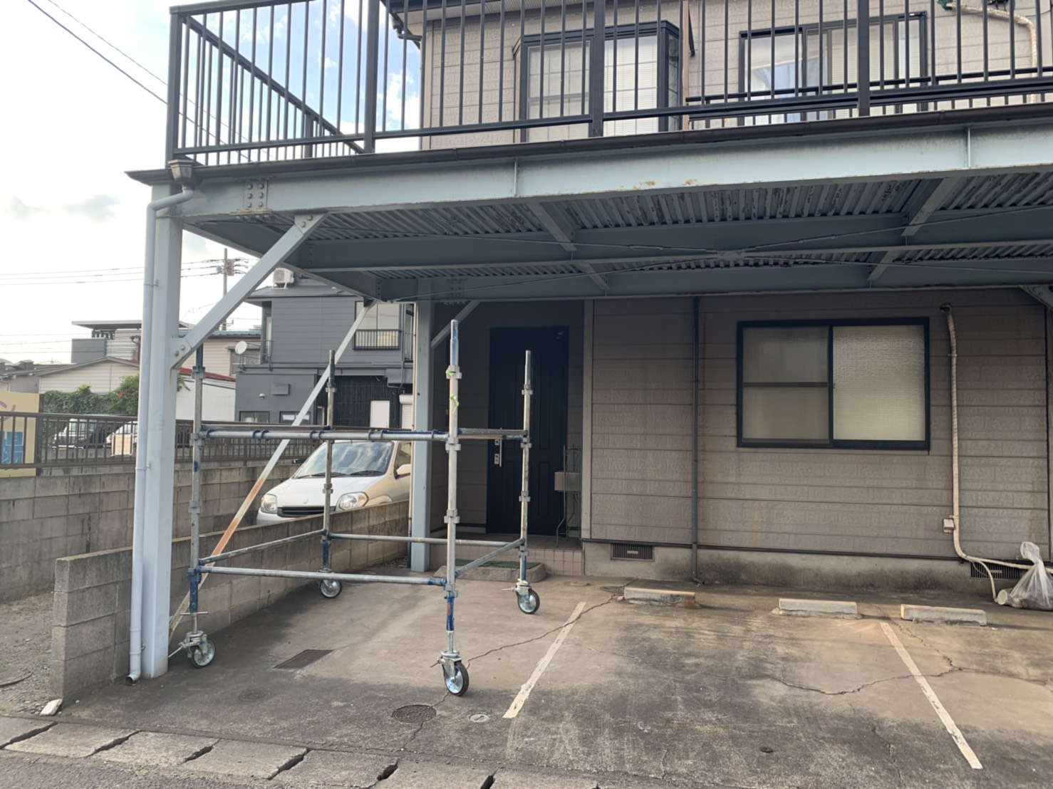 大分市仲西町でベランダの鉄部塗装・ケレン作業・錆止め塗装を行いました