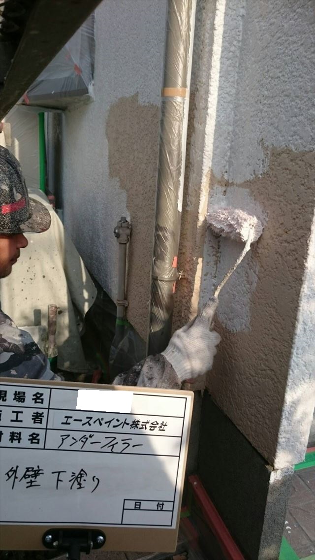 大分市宮河内ハイランドの住宅で外壁下地塗装をしています　