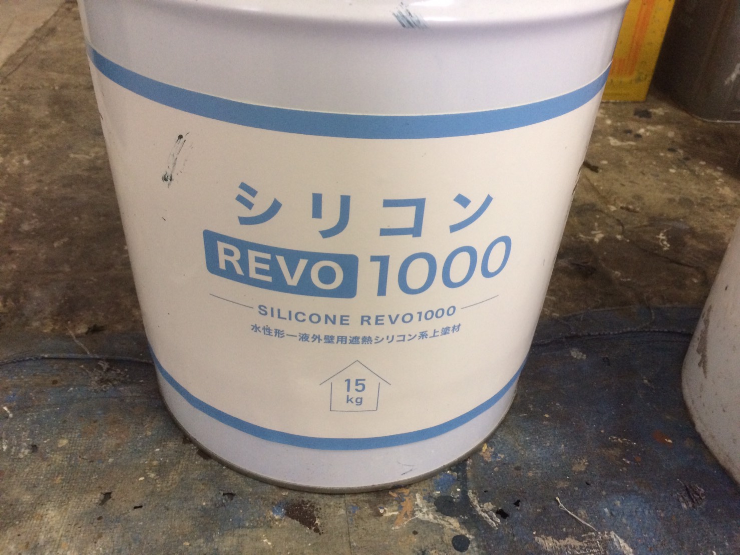 別府市｜シリコンREVO1000で外壁上塗り作業です　