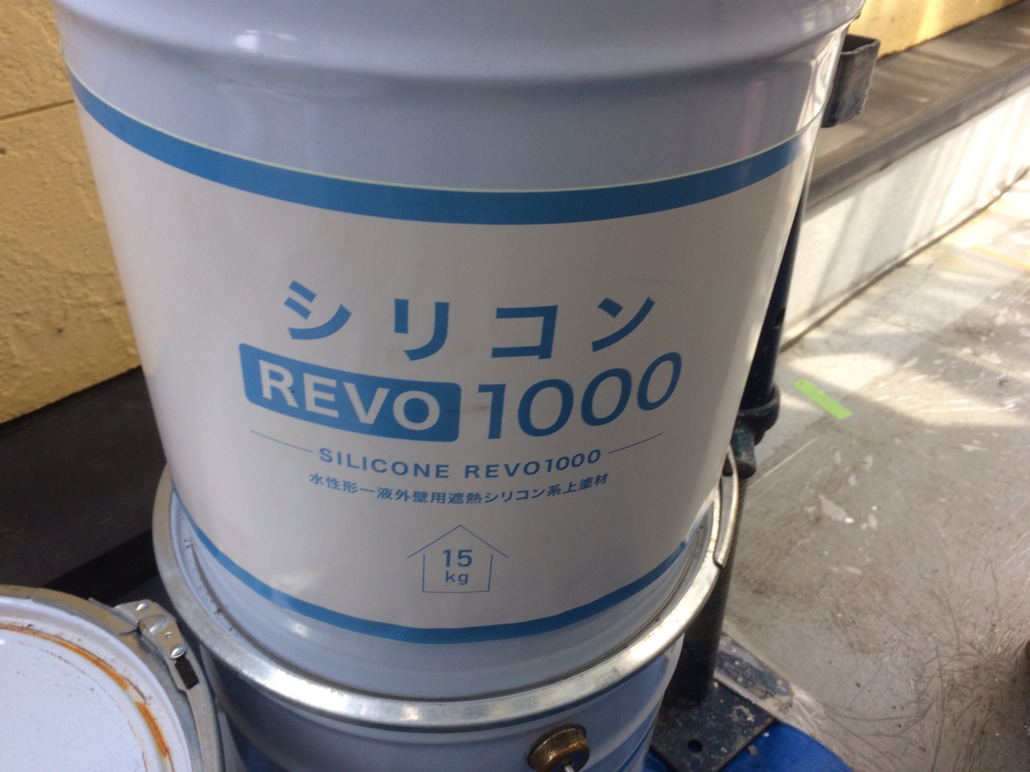 別府市石垣東にてシリコンREVO1000で外壁上塗り作業です　