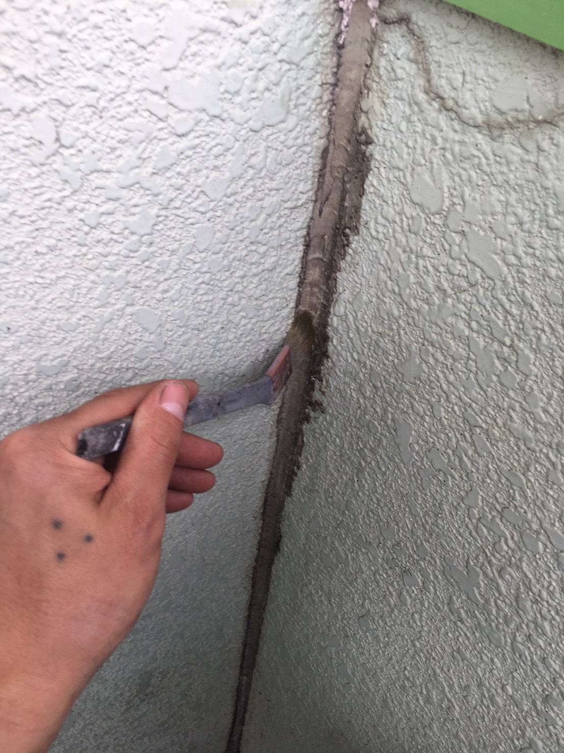 大分市萩原｜4階建てビルのブリード処理とベランダ面下地塗装をしました　