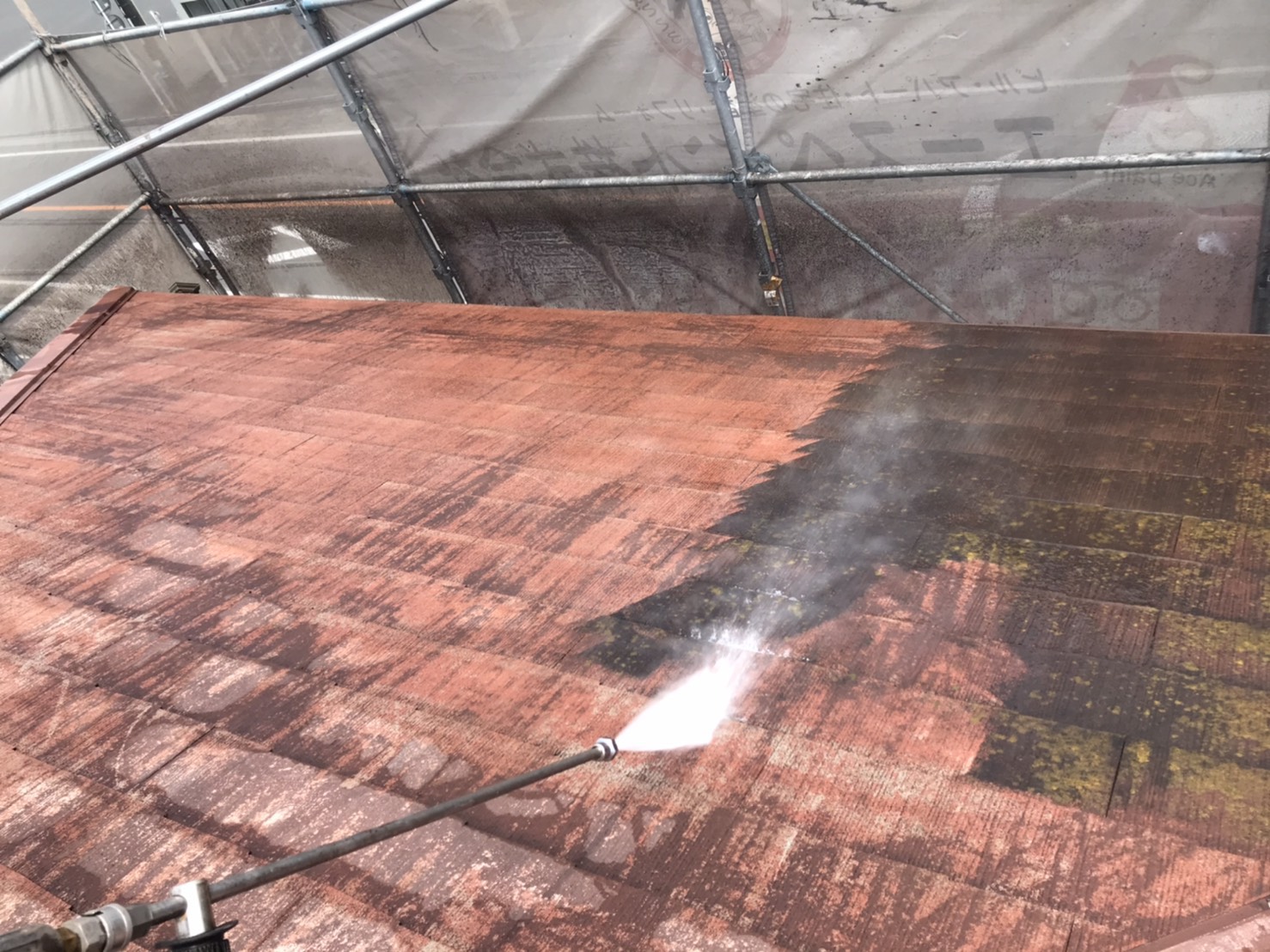 佐伯市池田にて屋根塗装、外壁塗装工事の為、高圧洗浄工事を行いました。