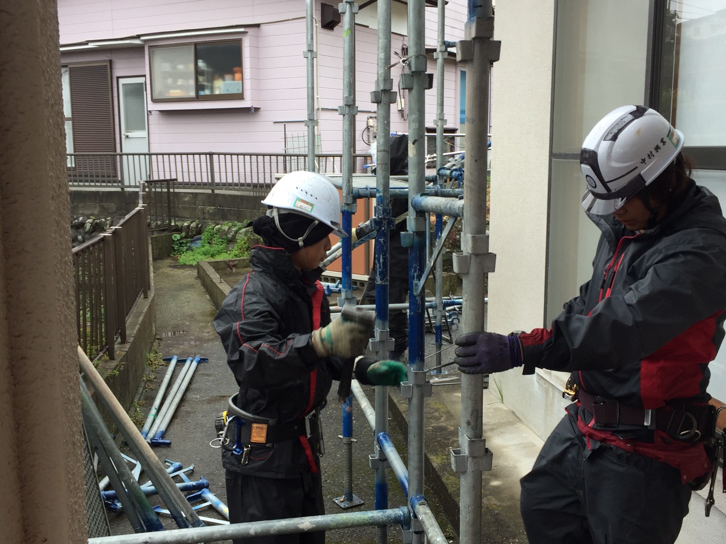 大分市上白木で屋根外壁塗り替えの為、足場組立作業に入りました！　