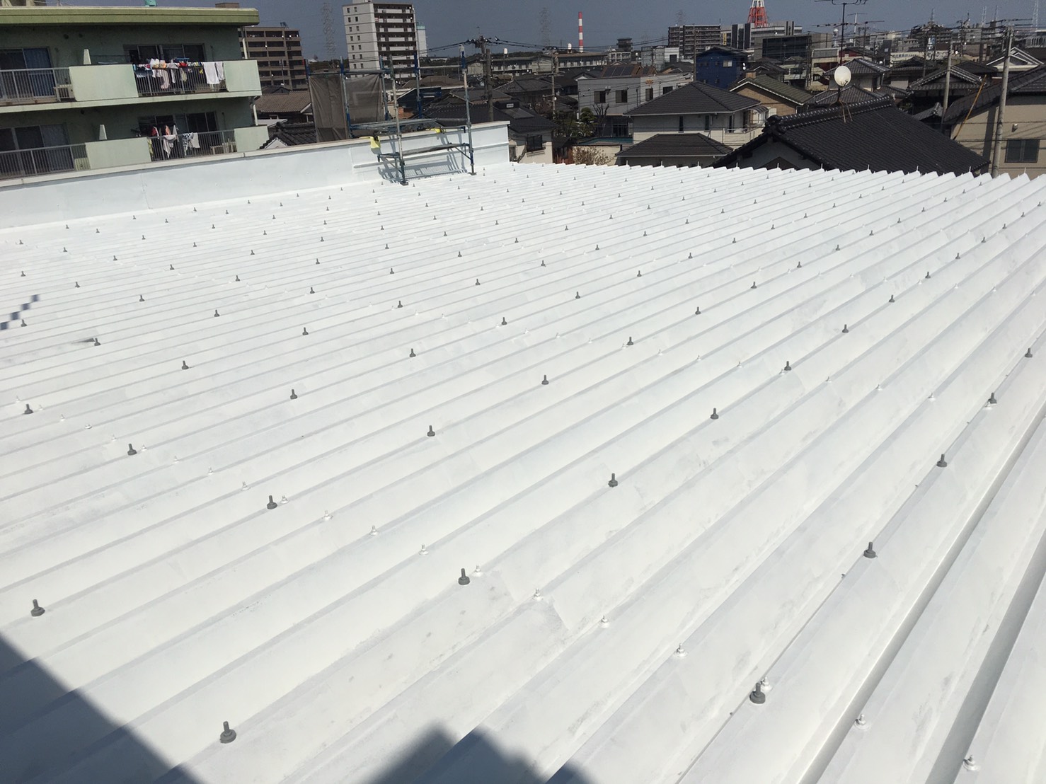 大分市ATTS様社屋の折半屋根にボルトキャップを取り付けました　