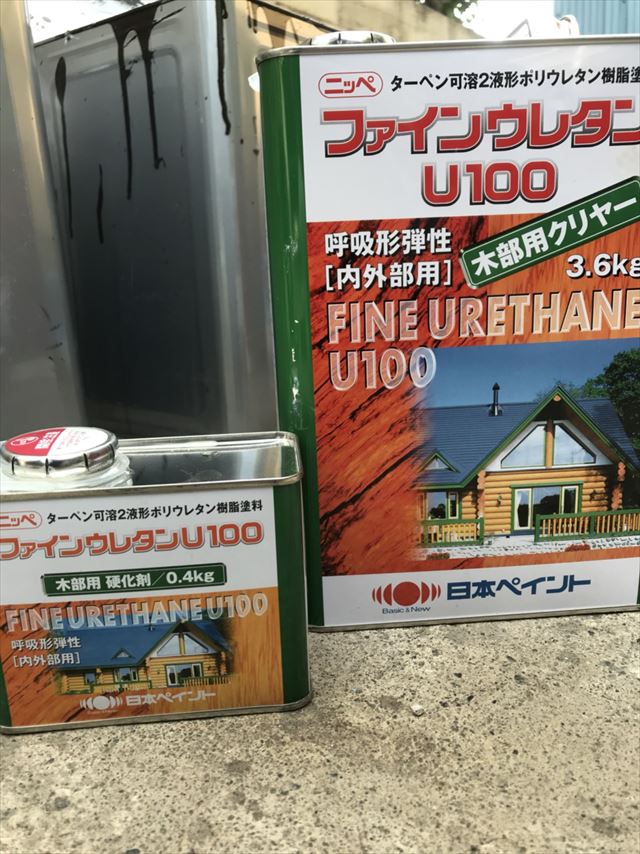 大分市田尻天領ハイツの一戸建て住宅で玄関前木部のクリヤー塗装を行いました。