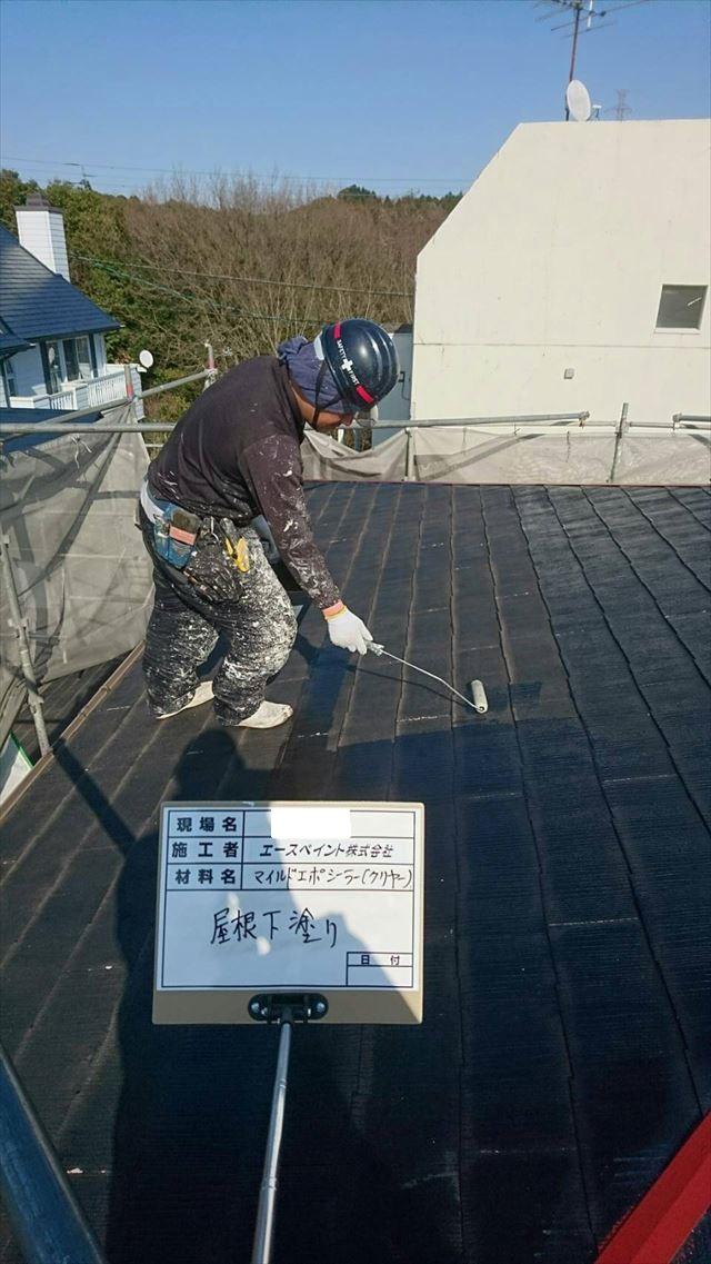 大分市宮河内ハイランドの住宅でコロニアル屋根の下地塗装と鉄部の錆止め塗装をしました　