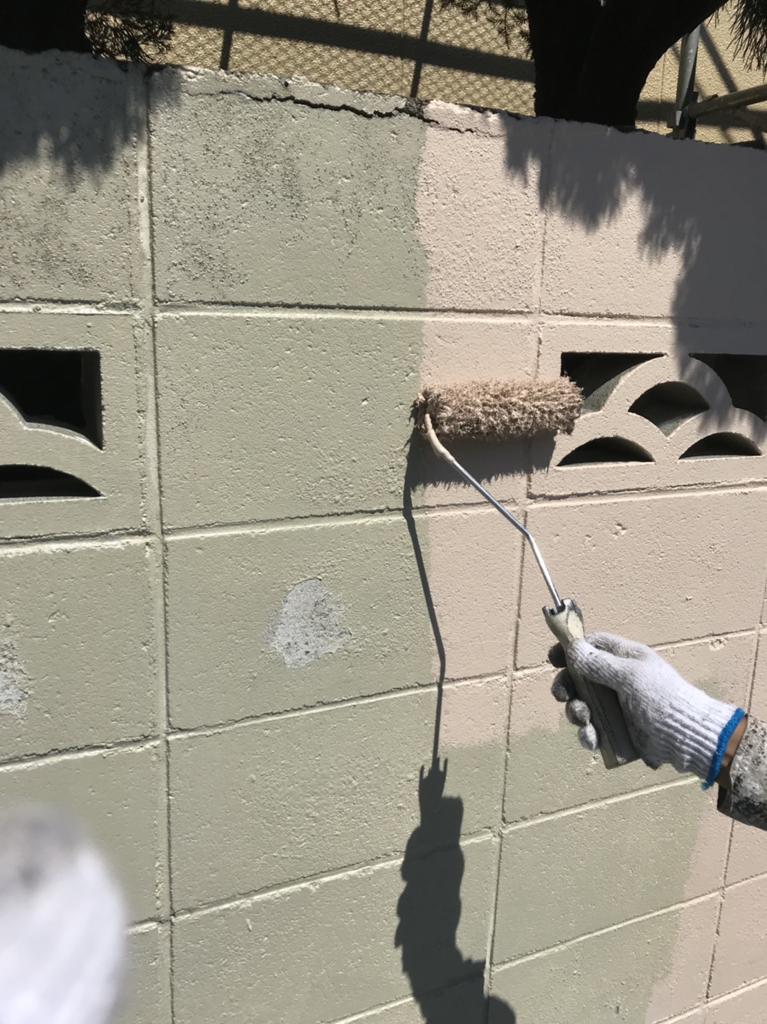 大分市田尻天領ハイツの一戸建て住宅でブロック塀の上塗り作業を行いました。