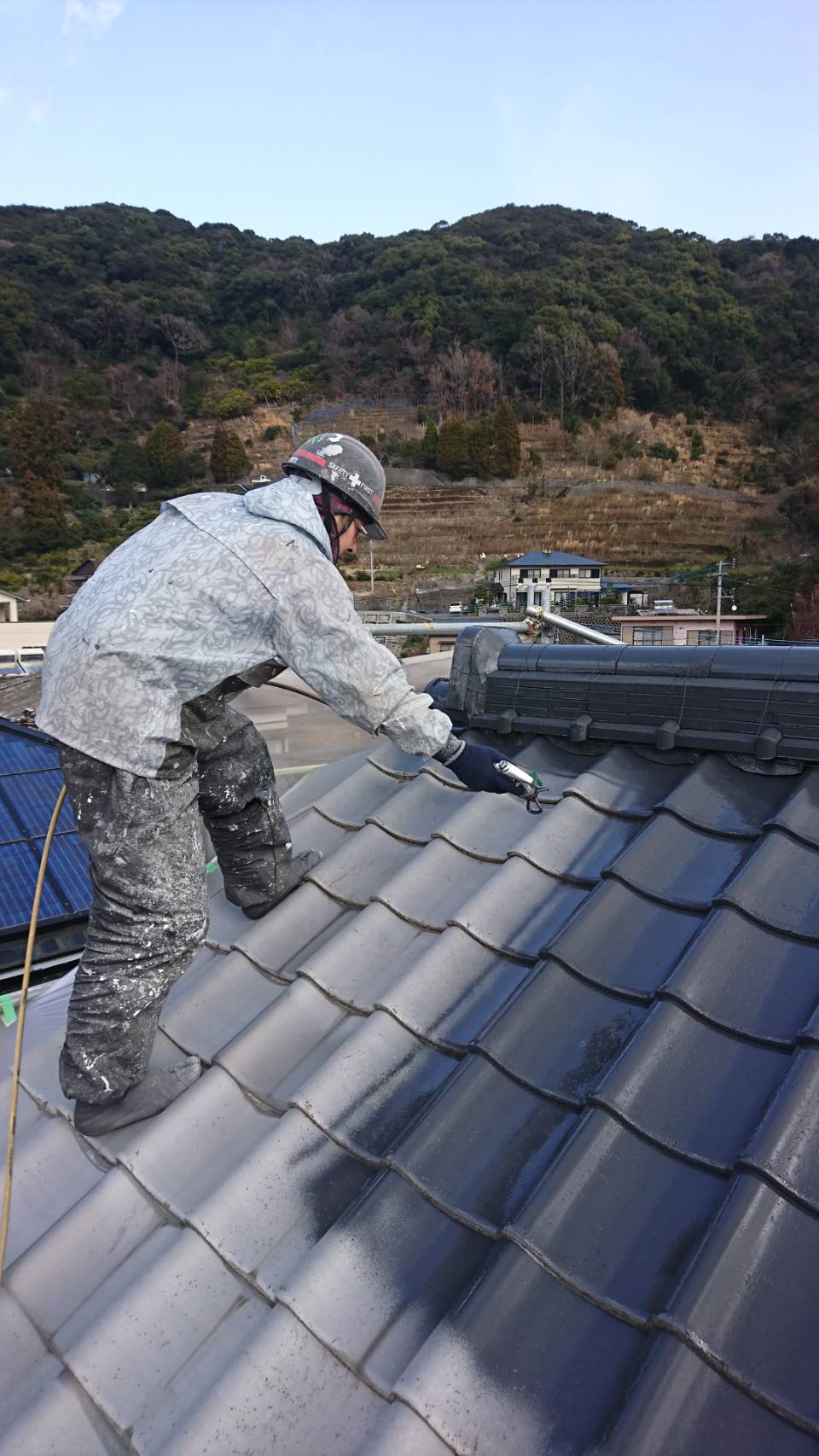 津久見市の住宅で屋根塗装と破風板の素地調整を行いました。