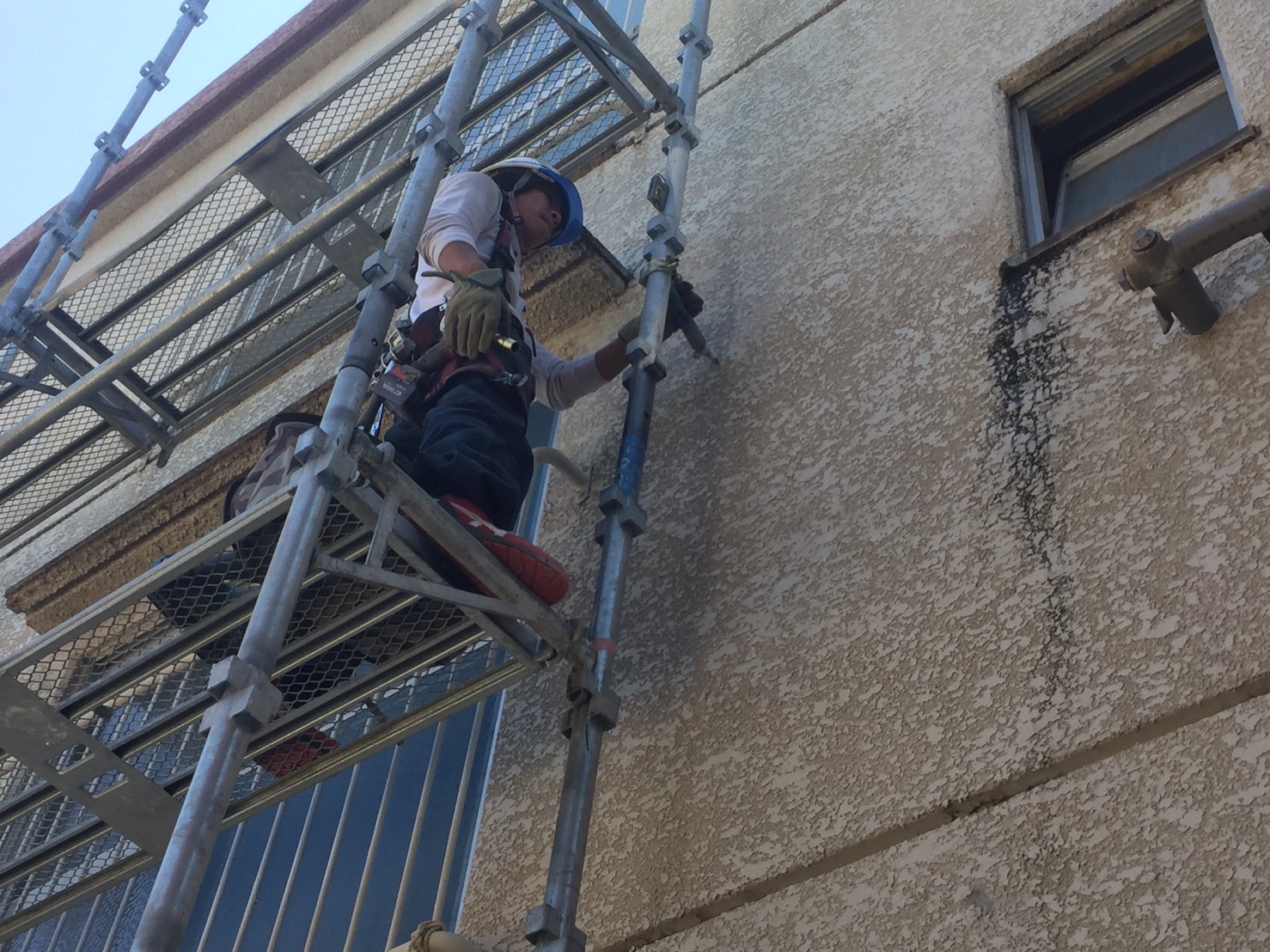 別府市楠町の3階建てビルにて足場組立工事に入りました　