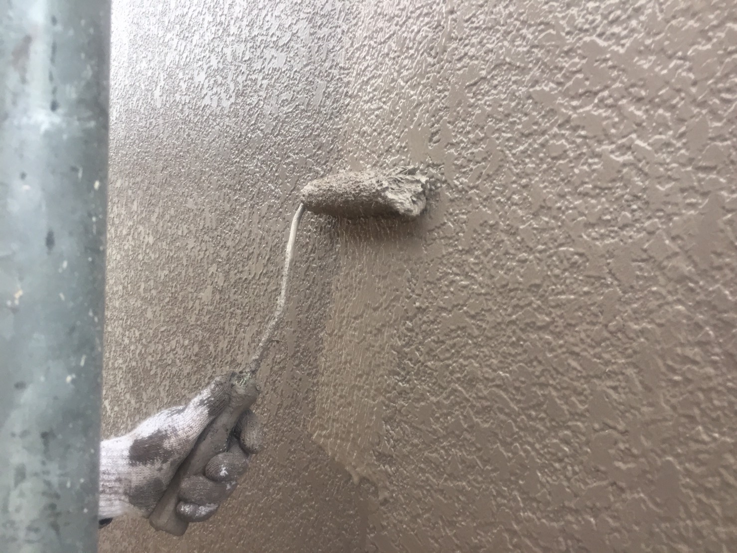 大分市萩原にある4階建てビルで外壁上塗り作業とベランダ面防水を行いました。　