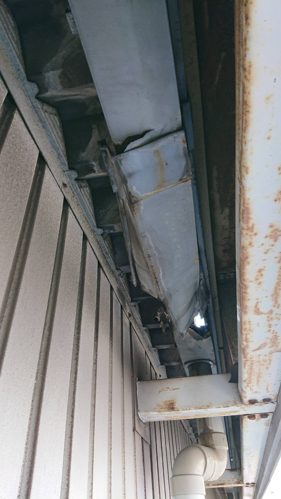 大分市の工場にて雨漏りによる軒樋・換気口廻り板金修理を行いました　