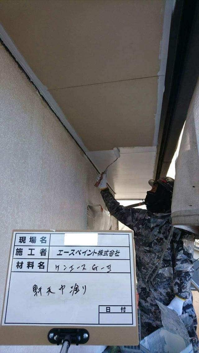大分市宮河内ハイランドの住宅で軒天と外壁上塗り作業をしました　