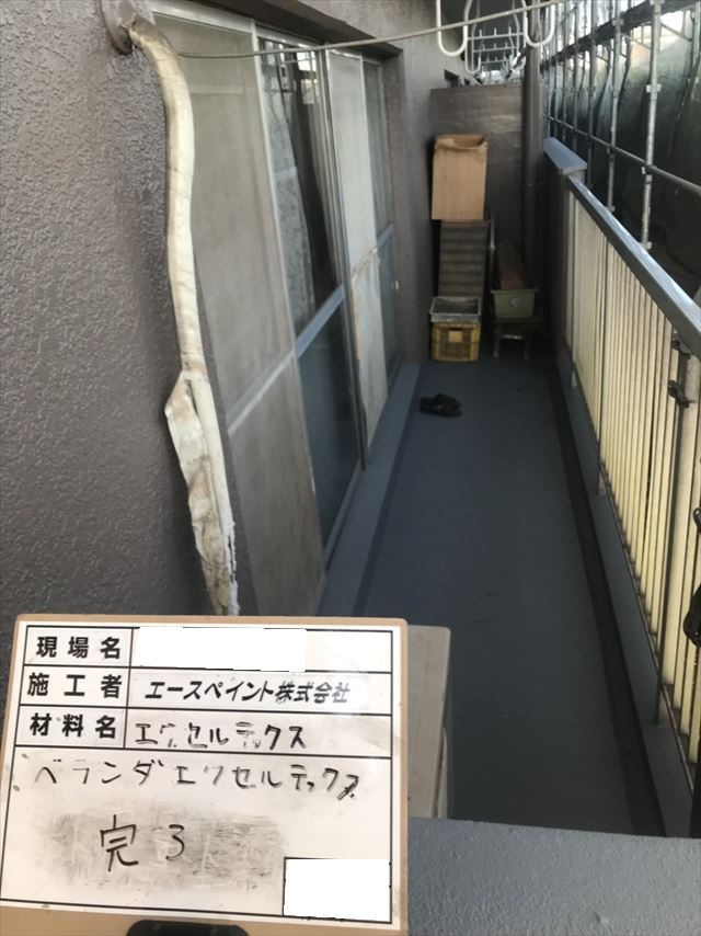大分市萩原にある4階建てビルでベランダ防水工事トップ仕上げ　