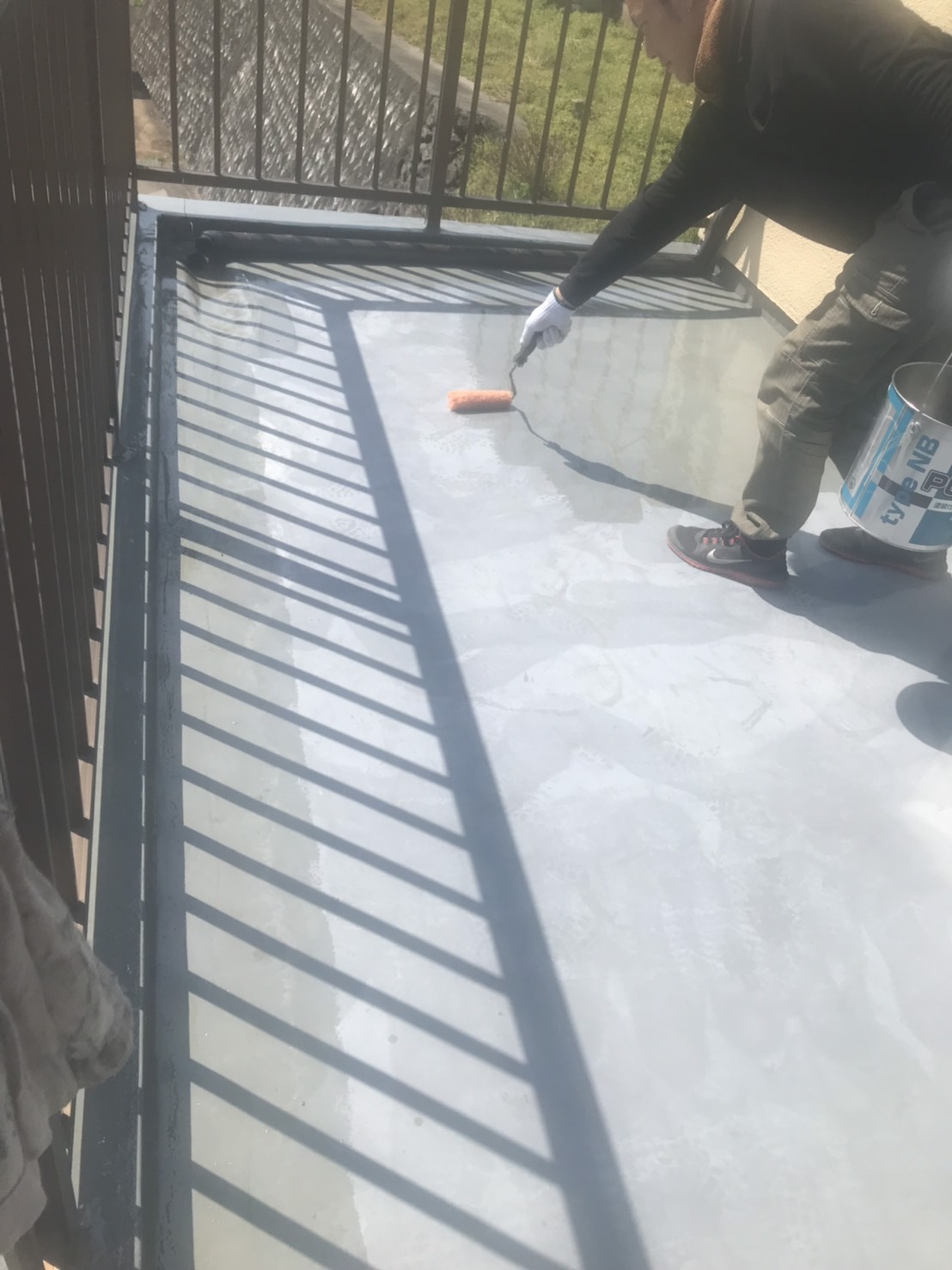 大分市野津原町でベランダ防水プライマー塗り作業をしています　
