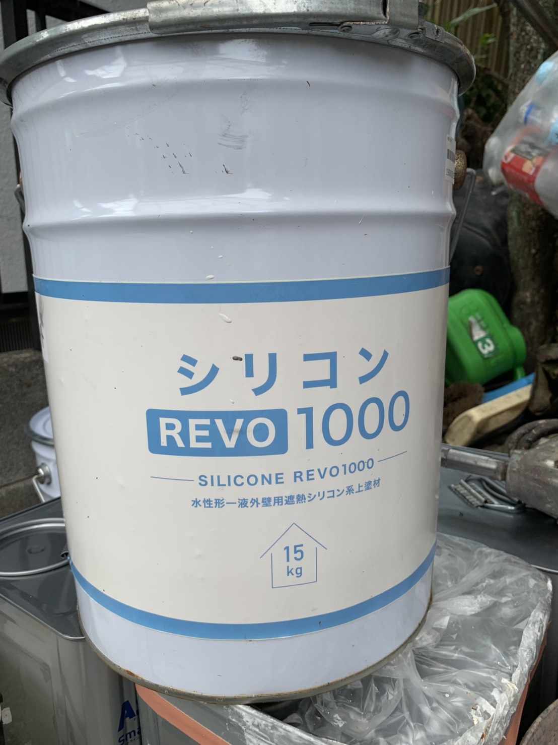 別府市馬場｜シリコンREVO1000で外壁上塗り作業です　