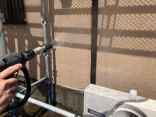 豊後大野市三重町の住宅で屋根外壁高圧洗浄工事に入りました。　