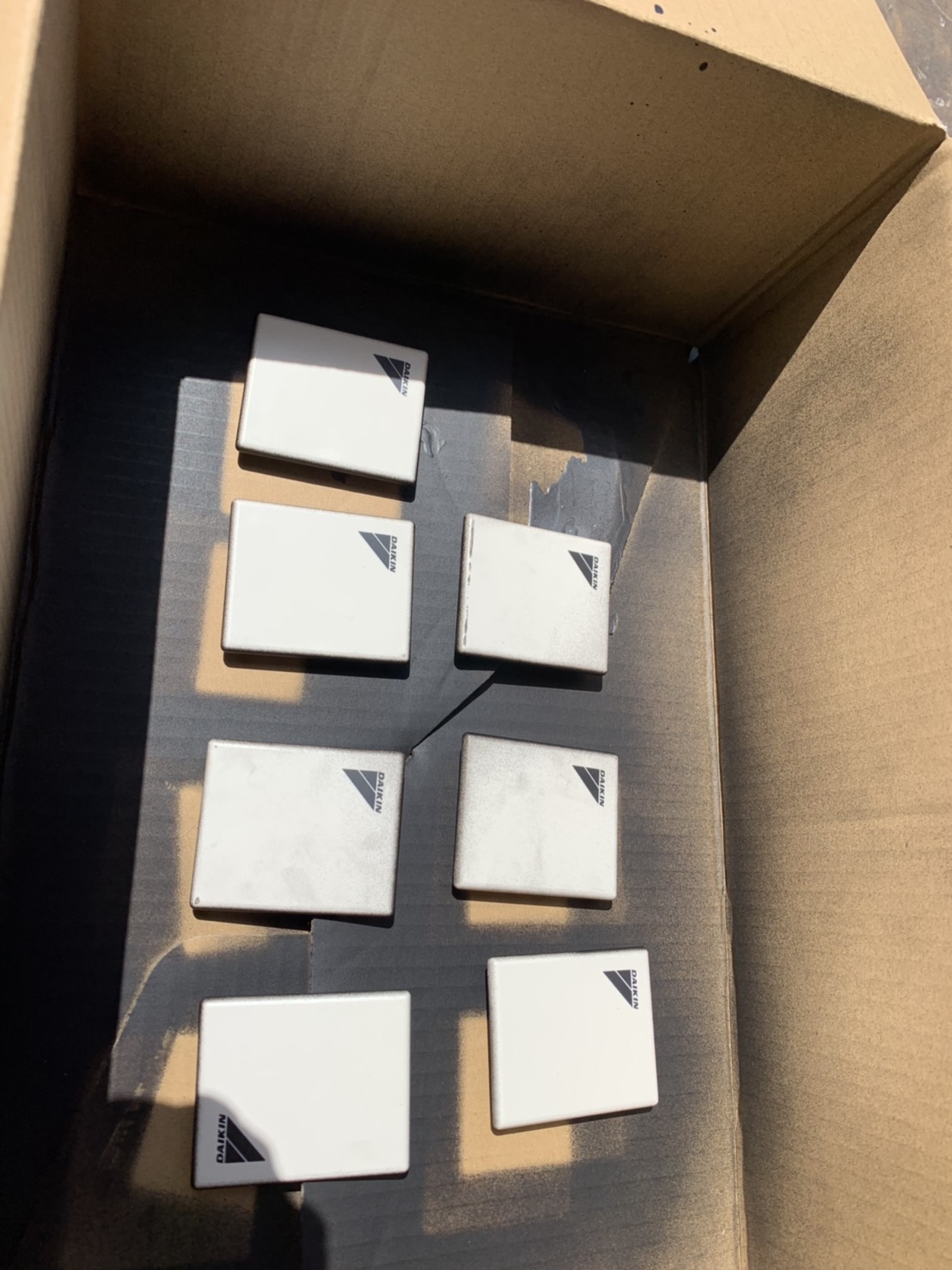 電気会社様からの依頼で部品の塗装作業をしています　