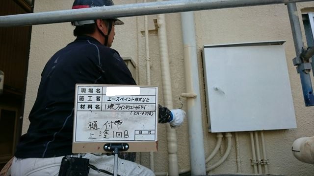 別府市楠町Mビルにて付帯部の塗装をしています　