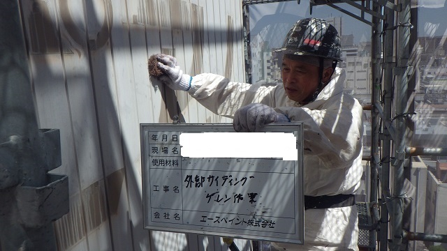 大分中央町の８F建てビル屋上鉄骨のケレン作業および錆止め塗装