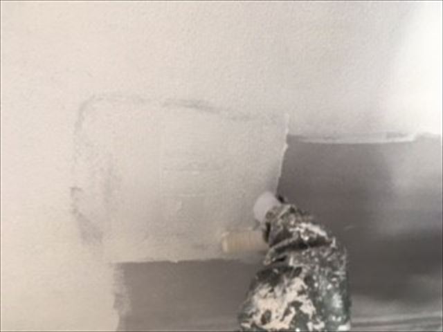 ８階建てビルの外壁下塗り模様付け作業状況｜大分