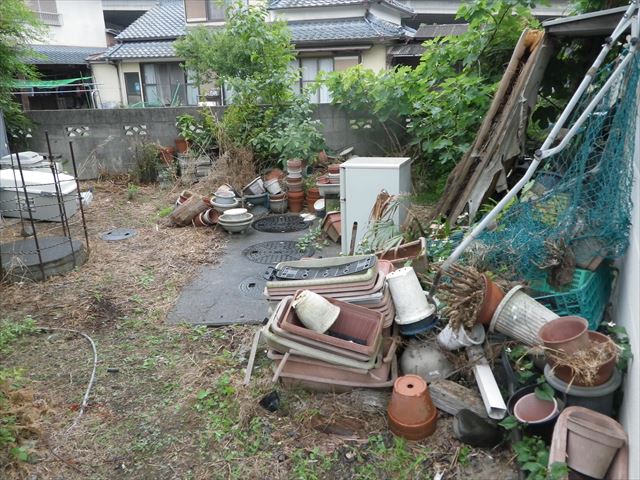 大分市で一戸建ての家周りの除草作業、掃除を行いました。