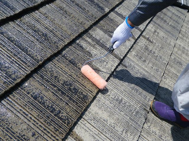 大分市でスカンジア瓦の下塗り作業を行いました。（K様邸）