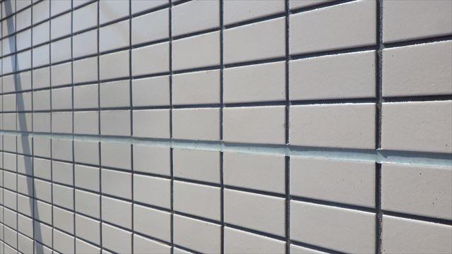 ８階建てビルのタイルのクリアー塗装作業状況｜大分