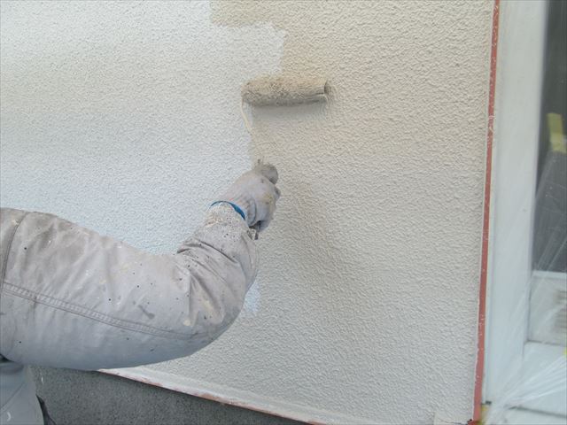 大分市、明野高尾の一戸建て住宅で外壁の上塗り作業を行いました。