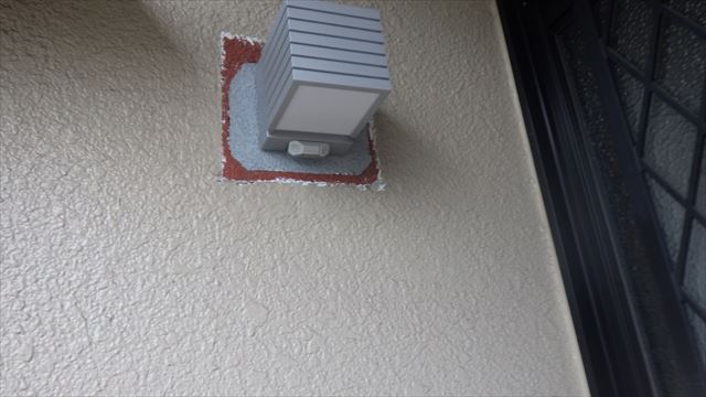 大分市｜電灯の廻り外壁　タッチアップ　色合わせしました