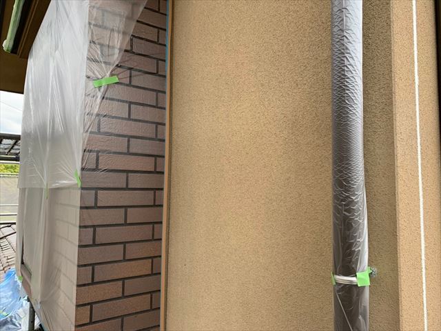 外壁の下塗り1回目です
