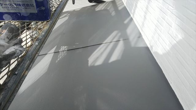 屋根の中塗り塗装です