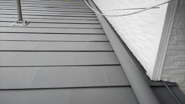 屋根の中塗り塗装です