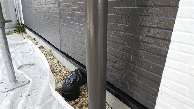 樋の塗装です