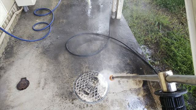 通路の洗浄です