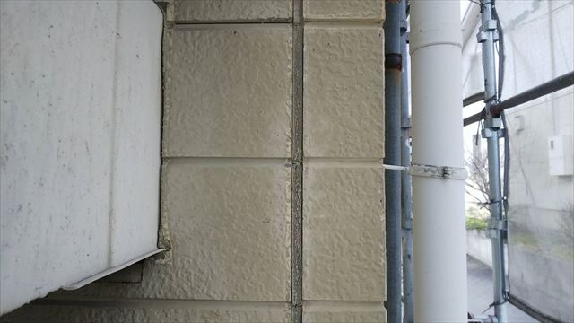多治見市笠原町で、アパートの縦目地の打ち替えを行いました。
