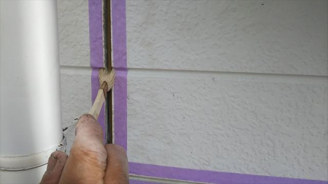 専用のプライマーを塗布します