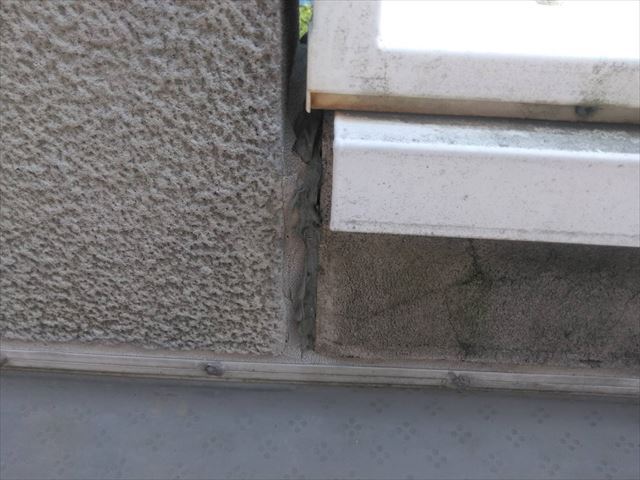 ベランダの内側壁にひび割れ