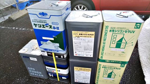 使用する塗料缶の一部です