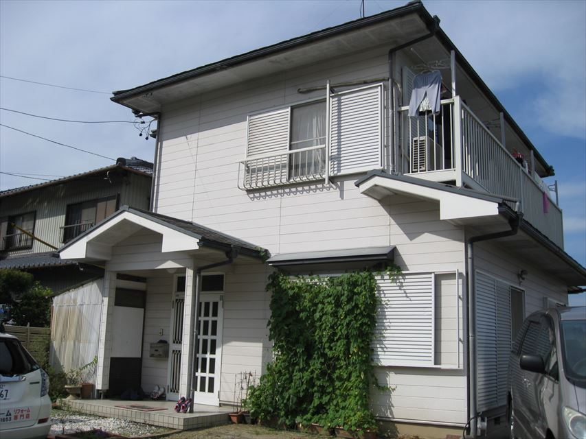 可児市で屋根と外壁の苔が綺麗に取れるバイオ洗浄を行いました。
