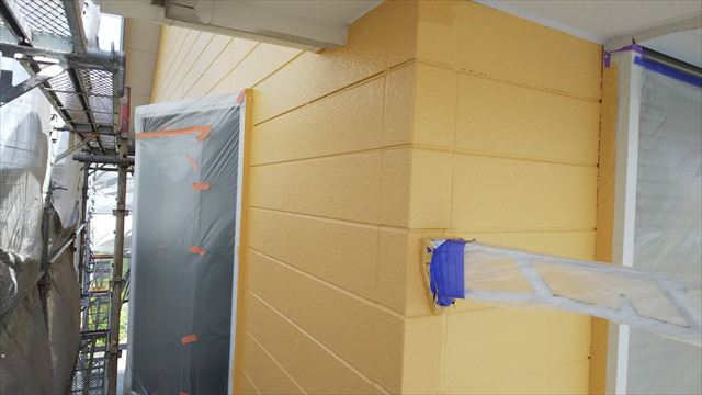 外壁の中塗り塗装、完了です